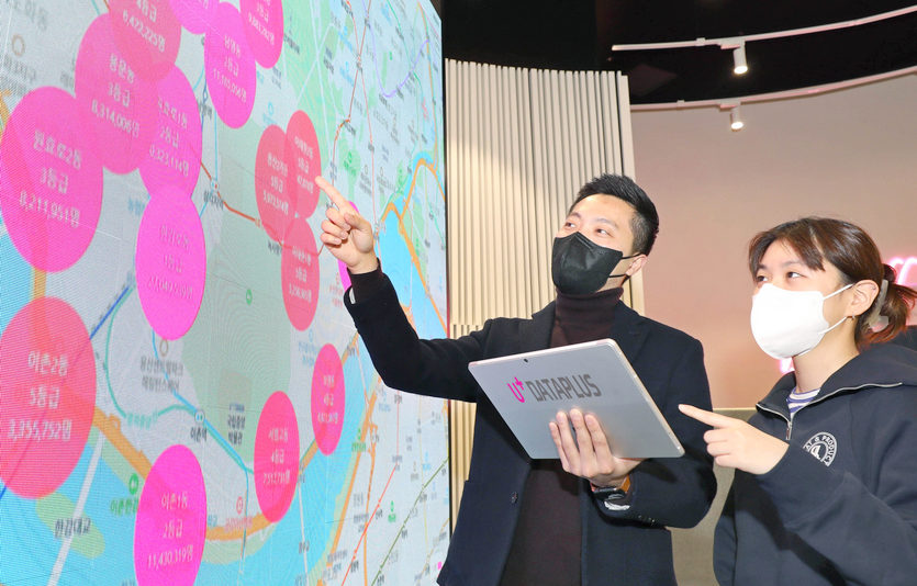 LG유플러스의 고객 분석 플랫폼 데이터플러스는 기업의 마케팅 등을 돕는다. LG유플러스 직원이 자영업 고객에게 데이터플러스를 활용해 상권 분석 서비스를 제공한다. 사진=LG유플러스