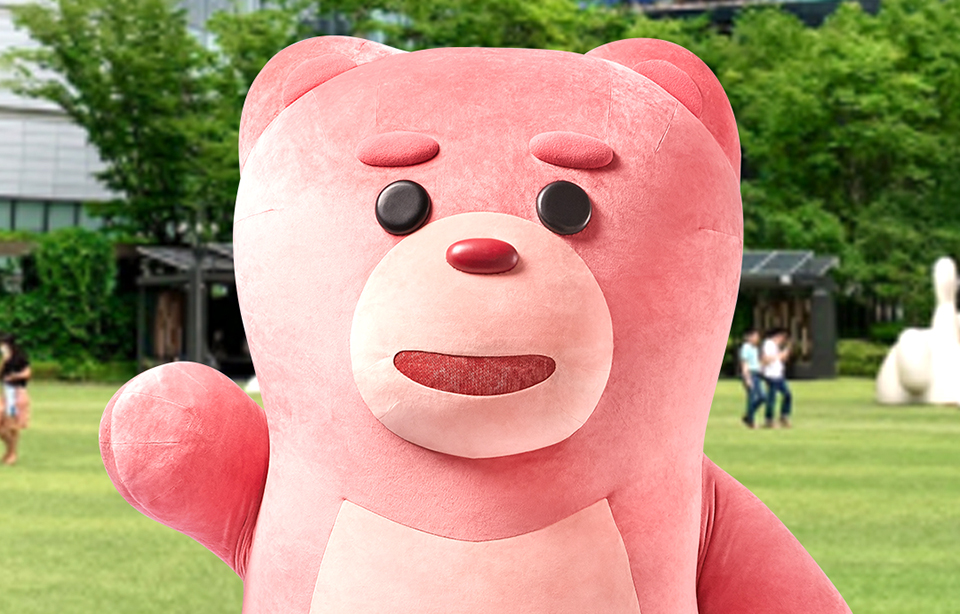 롯데홈쇼핑은 롯데월드파크 야외 잔디광장에 15m 특대형 ‘벨리곰’을 설치하고 벚꽃철 ‘인증샷 성지’로 조성한다. 사진=롯데홈쇼핑