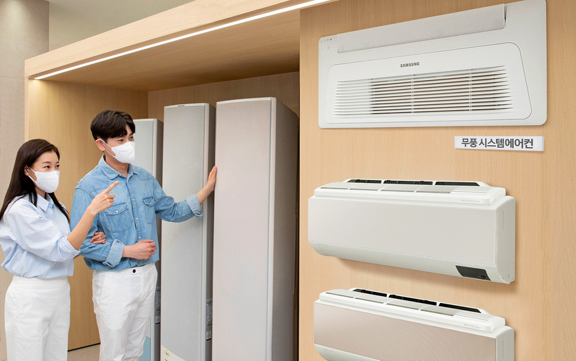 삼성전자는 냉방을 기본으로 공기청정과 제습까지 가능한 무풍에어컨 구매 고객에게도 풍성한 혜택을 이달 제공한다. 사진=삼성전자 