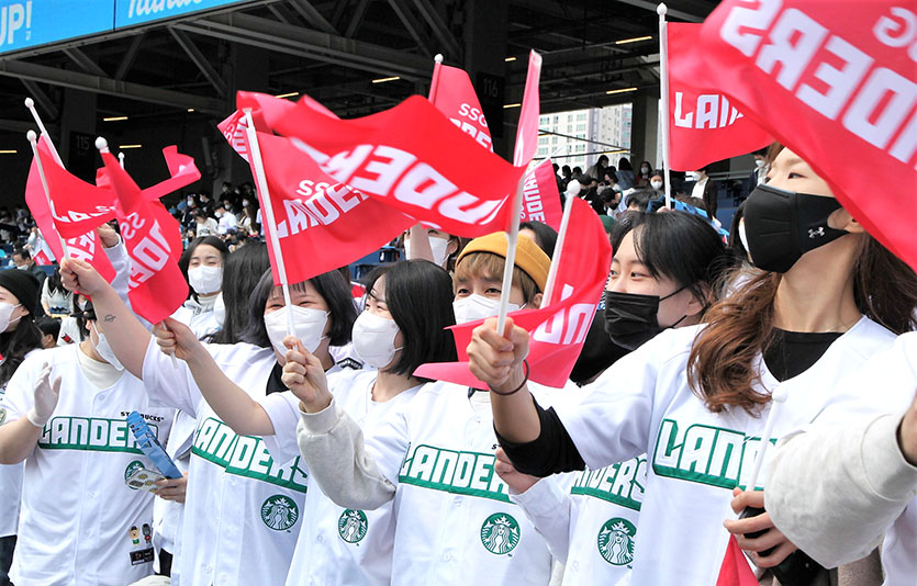 스타벅스 파트너들이 SSG랜더스 첫경기에서 힘차게 응원하고 있다. 사진=스타벅스커피