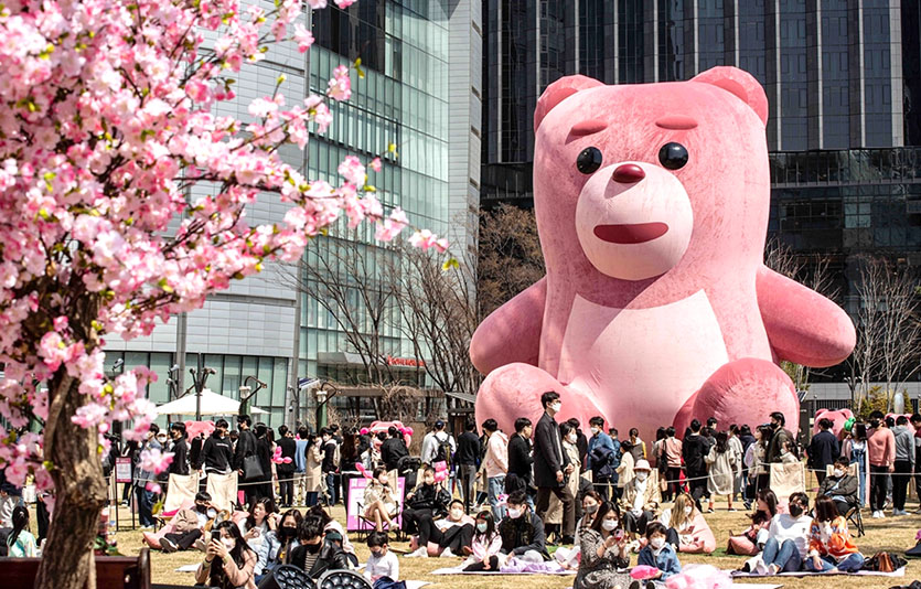 롯데홈쇼핑은 서울 롯데월드타워 광장에서 대형 ‘벨리곰’ 공공 전시를 열었다. 사진=롯데홈쇼핑