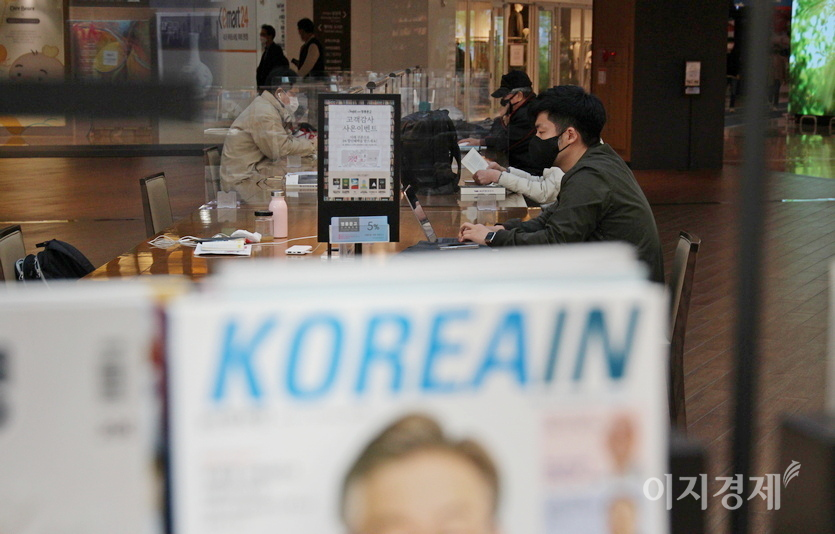 지하철 무료 이용이 가능한 65세 노인들이 아침 일찍부터 별마당 도서관 좌석을 차지했다. 이들은 가방으로 자리를 차지하고 볼 일을 보고 다닌다. 코로나19에 따른 사회적 거리두기로 20여석의 자리가 6석으로 줄었다. 사진=정윤서 기자.