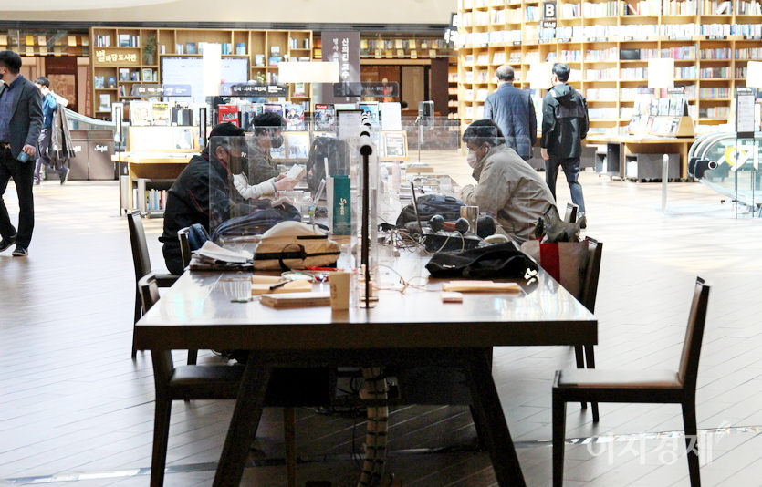 지하철 무료 이용이 가능한 65세 노인들이 아침 일찍부터 별마당 도서관 좌석을 차지했다. 이들은 가방으로 자리를 차지하고 볼 일을 보고 다닌다. 코로나19에 따른 사회적 거리두기로 20여석의 자리가 6석으로 줄었다. 사진=정윤서 기자.