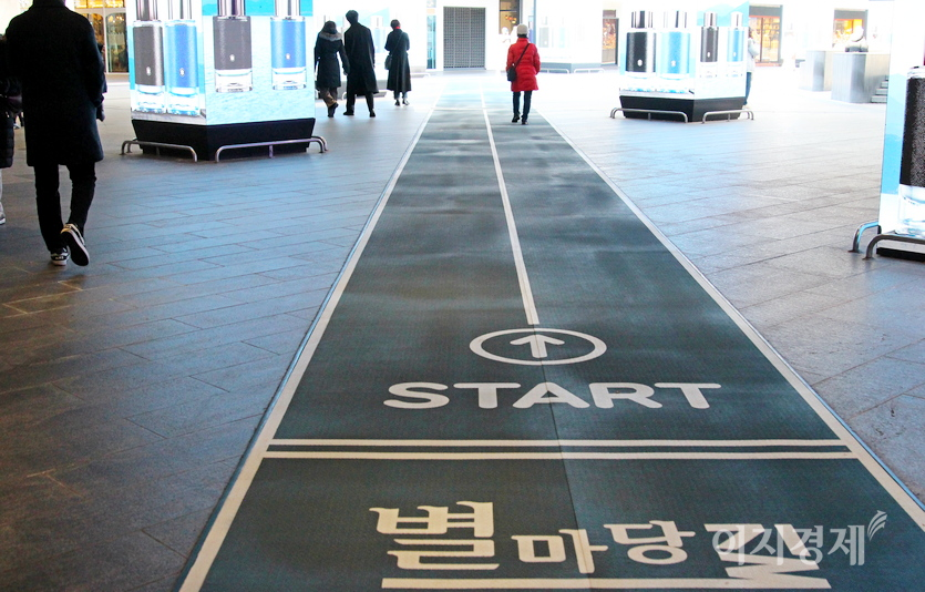 별마당 도서관은 스타필드 코엑스의 명소다. 서울지하철 2호선 삼성역에서 별마당도서관에 이르는 길이 최근 생겼다. 사진=정윤서 기자