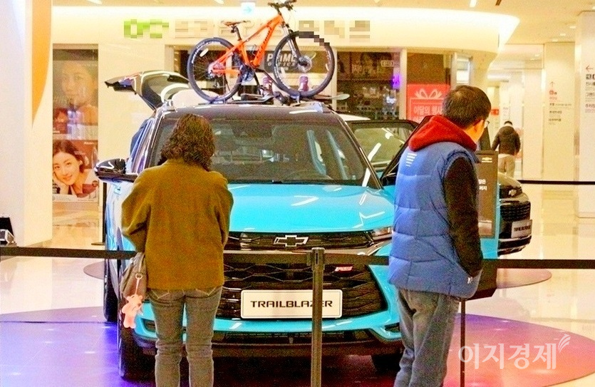 한국GM이 지난해 1월 들여온 소형 SUV 트레일블레이저는 꾸준히 인기를 끌고 있지만, 이달 다마스와 라보 단종과 함께 4분기에 신차 출시가 집중돼 있어 한국GM의 내수 회복이 불투명하다. 지난해 1월 서울 삼성동 코엑스에 전시된 트레일블레이저. 사진=정수남 기자