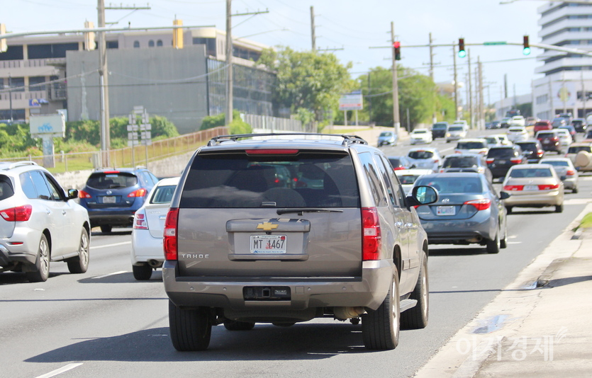 한국GM은 대형 SUV 타호 등 5종의 SUV를 앞세워 올해 판매를 극대화한다. 미국령인 괌 도로를 달리고 있는 타호. 사진=이지경제