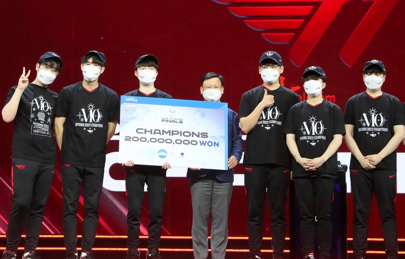 고양시 킨텍스에서 열린 ‘우리은행과 함께하는 2022 LCK 스프링 결승전 시상식’ 에서 이원덕(가운데) 우리은행장이 우승팀인 T1과 기념사진을 찍고 있다. 사진=우리은행