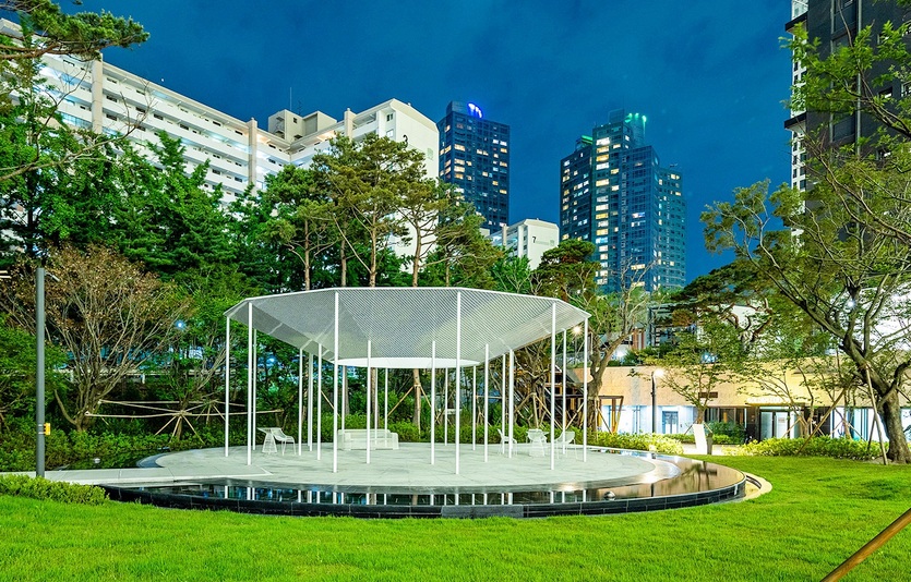 현대건설이 디에이치 라클라스의 조경 시설물인 ‘클라우드 워크 파빌리온’으로 레드닷 디자인어워드 본상을 최근 수상했다. 사진=현대건설