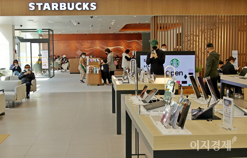 1층 휴대폰과 노트북 매장에 국내 1위 커피전문점 브랜드 스타벅스가 최근 입점했다. 1층과 2층 가전 매장을 찾은 고객은 이곳 스타벅스에서 차를 마시며 구입 제품 등을 살핀다.사진=김진이 기자