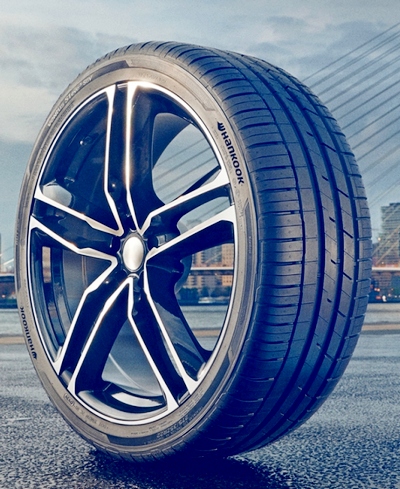 한국타이어의 초고성능 벤투스 S1 에보3 SUV가 유럽 전문지 아우토 빌트 알라드가 최근 실시한 여름용 타이어 성능 시험 1위에 올랐다. 사진=한국타이어