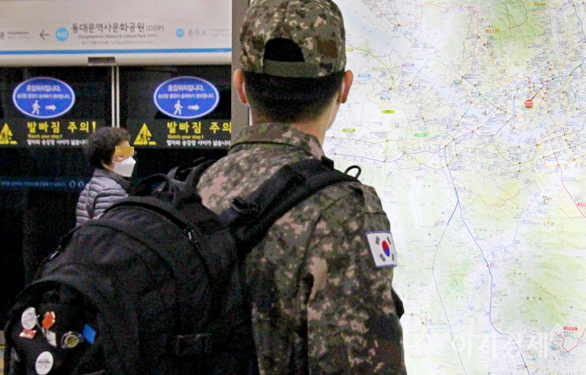 휴가를 나온 한 병사가 서울지하철 4호선 동대문문화역사공원역 승강장에서 지도를 보고 행선지를 찾고 있다. 사진=이승렬 기자