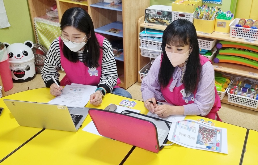 부영그룹이 전국 부영 사랑으로 어린이집 교사 714명을 대상으로 내달 29일까지 동영상으로 ‘영유아 문제 행동 지도’를 교육한다. 전남 순천오천 부영사랑으로 어린이집 교사들이 관련 동영상을 시청하고 있다. 사진=부영