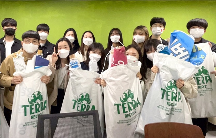 하이트진로가 누깍과 함께 친환경 활동을 위한 업무협약을 체결했다. 사진=하이트진로