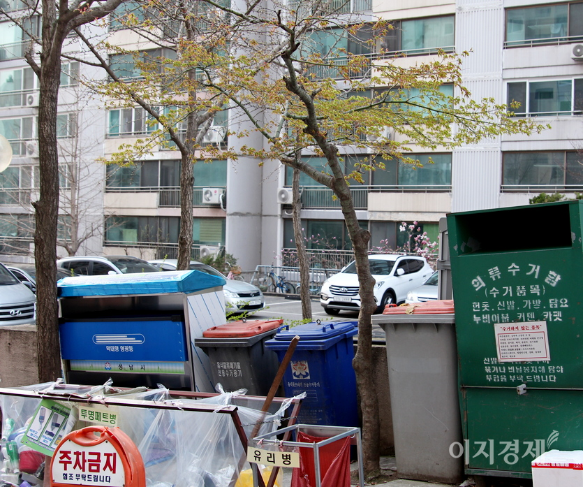 아파트 단지에는 꽃과 함께 나뭇잎도 짙은 초록이다. 단지 쓰레기장에 있는 나무도 잎을 틔웠다. 사진=정윤서 기자