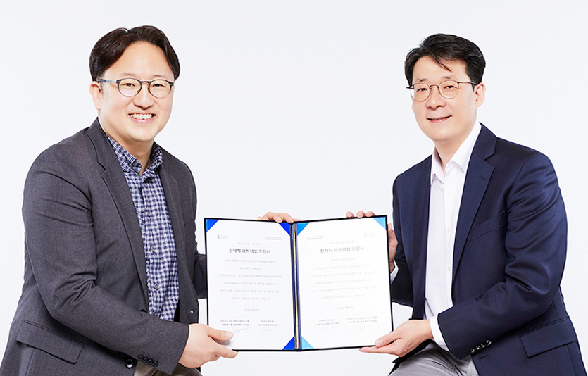 (왼쪽부터)장호준 SC제일은행 부행장과 김덕환 현대카드 대표이사가 협업식에서 기념사진을 찍고 있다. 사진=SC제일은행