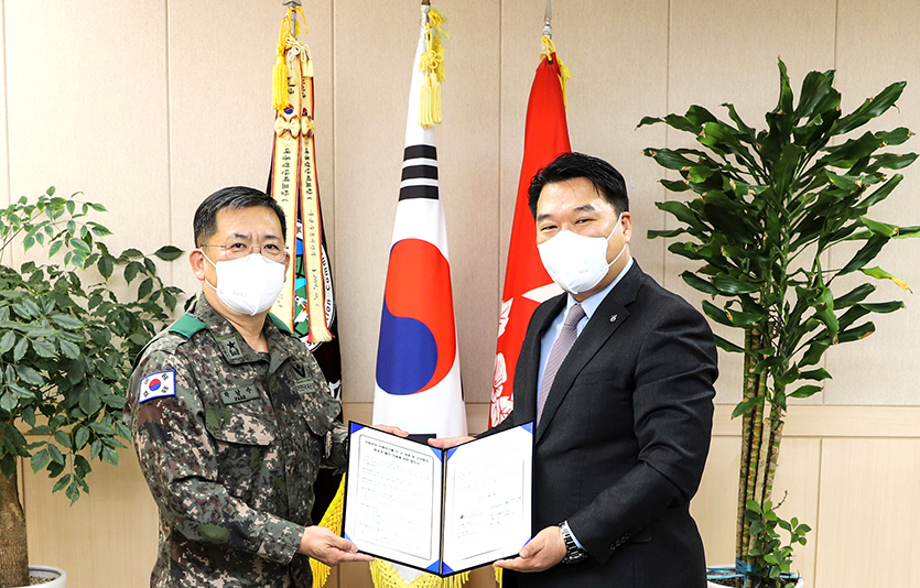 (왼쪽부터) 박남수 국군수송사령부 사령관과 에어서울 조진만 대표이 군 장병 항공권 할인 혜택을 위한 협약을 체결했다. 사진=에어서울