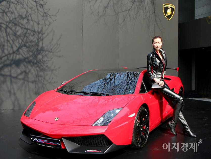 극 초반 서 사장 일당은 빨간색 람보르기니를 캄보디아에 밀수출 하려한다. 람보르기니 아벤타도르. 사진=이지경제