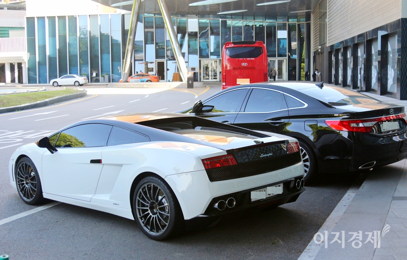 서울의 한 호텔에 (왼쪽부터)람보르기니와 현대차 그랜저가 주차했다. 1986년 선보인 그랜저는 단일 차종으로는 국내에서 가장 오래됐다. 사진=이지경제