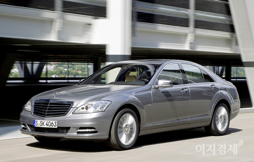 극 중반까지 서 사장은 벤츠 검은색 세단 S500을 탄다. 사진=이지경제