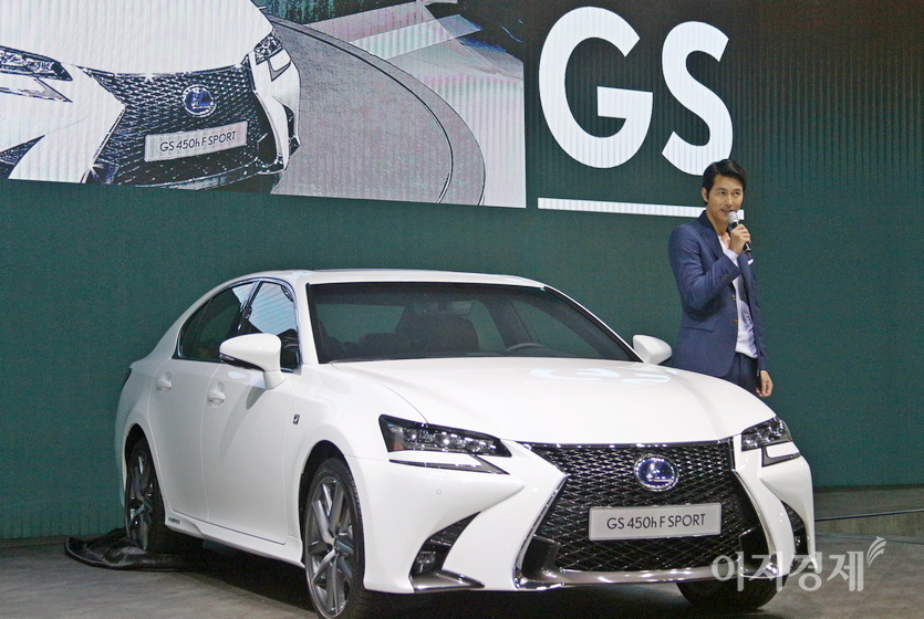 2016년 부산모터쇼에서 배우 정우성 씨가 렉서스를 소개하고 있다. 사진=이지경제