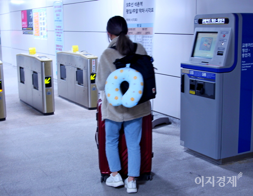 서울지하철 8호선에서 9호선 김포공항행으로 갈아타기 위한 석촌역 환승 통로에서 잡은 한 상춘객. 사진=정수남 기자