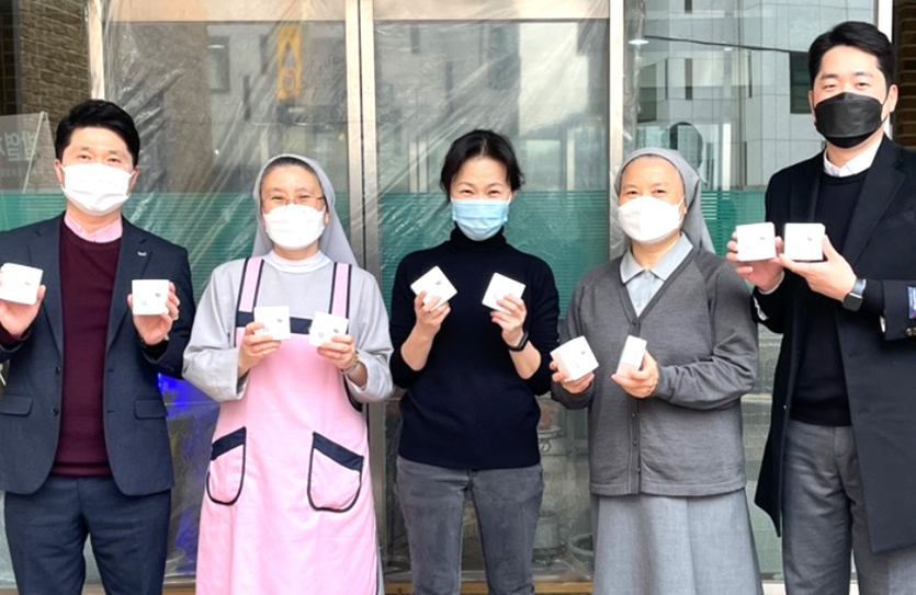 청호나이스 작은사랑실천운동본부가 글라라의집에 새활용 커피비누 전달했다. 사진=청호나이스