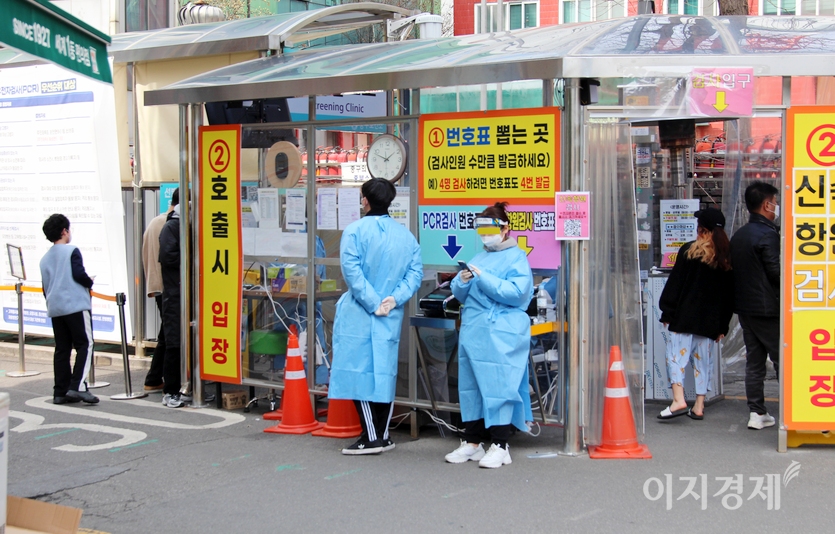 8일 국내 코로나19 확진자가 18만5566명 발생해 누적 1516만9189명이 됐다. 사진=이지경제 기자