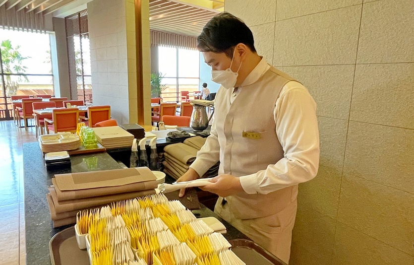 부영그룹은 자사가 재정을 지원하고 있는 창신대 출신 4명을 최근 고용했다. 부영그룹이 지난해 개설한 산학연계 취업 프로그램인 ‘취업연계트랙’을 통해서다. 이번에 고용한 창신대 학생이 제주부영호텔&리조트에서 근무하고 있는 모습. 사진=부영