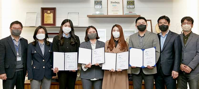 최성연(왼쪽 두번째) 소비자정책팀장 등이 MZ 고객패널 발대식에서 기념 사진을 찍고 있다. 사진=삼성화재