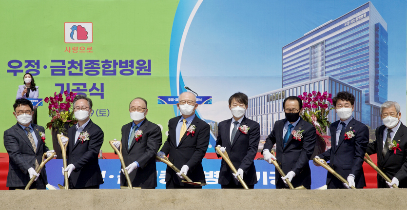 (위부터)최기상 국회의원, 유성훈 금천구청장, 신명호 부영그룹 회장, 유명철 우정의료재단 이사 등이 공사의 시작을 알리는 테이프를 자르고, 첫삽을 뜨고 있다. 사진=부영그룹