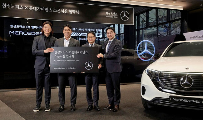 롯데자이언츠 (왼쪽부터) 김원중, 전준우 선수, 한성모터스 배규환 대표, 한성모터스 남천전시장 이민영 지점장이 기념사진을 찍고 있다. 사진=한성모터스