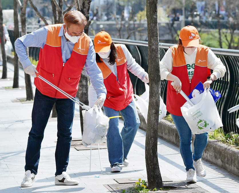김준 SK이노베이션 부회장이 올해 입사한 신입사원과 함께 서울 종로구 관철동 일대에서 ‘산해진미 플로깅’ 봉사활동을 가졌다. 사진=SK이노베이션