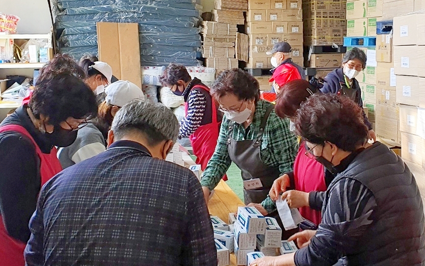 한국제약바이오협회 8개 회원사가 글로벌생명나눔을 통해 30억원 상당의 의약품, 의약외품, 건강기능식품 등을 우크라이나에 제공했다. 경기 안산시 단원구 후원물품 집하장에서 글로벌생명나눔 관계자 등이 우크라이나 후원 의약품을 포장하고 있다. 사진=글로벌생명나눔