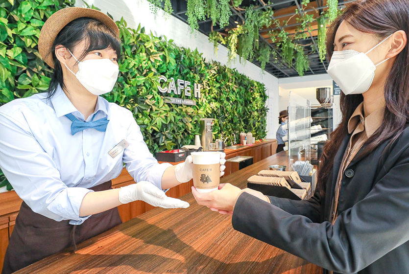 현대백화점은 친환경 경영 강화의 일환으로 100% 재활용이 가능한 종이컵을 도입한다고 13일 밝혔다. 사진=현대백화점