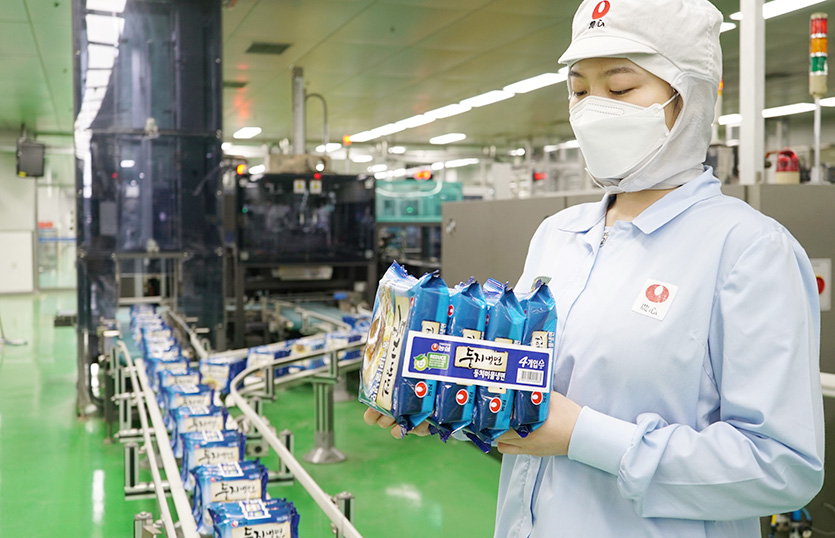 농심은 둥지냉면 포장 간소화에 나섰다. 사진=농심