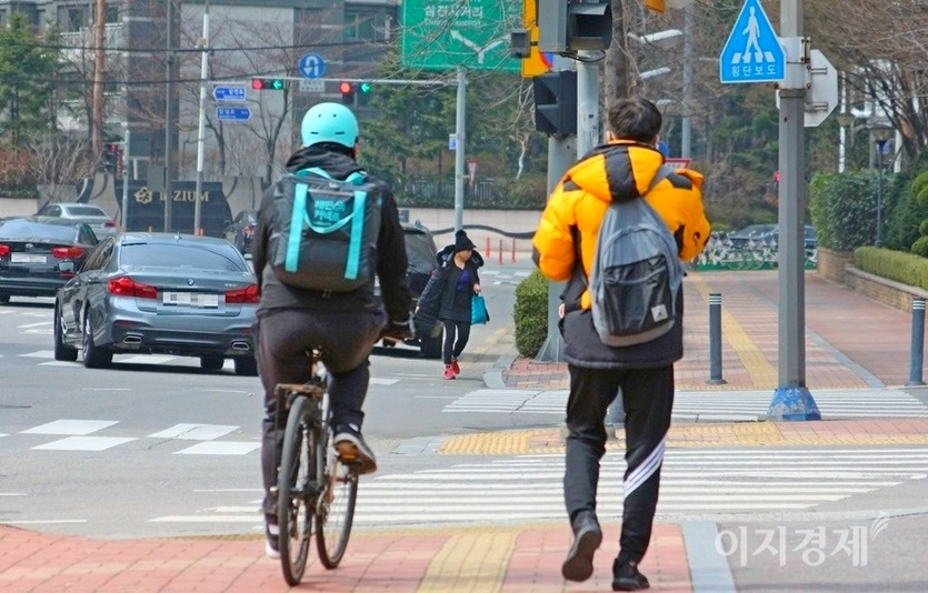 우아한형제들은 배달원에게 주는 배달비가 상승하면서 적자를 냈다고 해명했다. 사진=이지경제