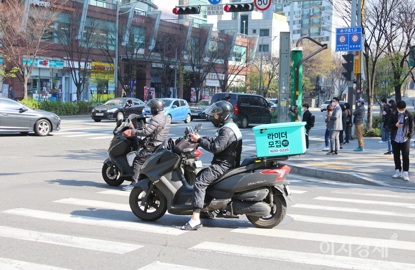 우아한형제들은 배달원에게 주는 배달비가 상승하면서 적자를 냈다고 해명했다. 사진=이지경제