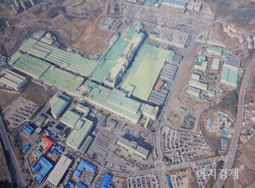 에디슨모터스는 쌍용차 평택공장을 담보로 인수 대금을 마련할 계획이지만, 산업은행은 이를 일축했다. 쌍용차 평택공장 전경. 사진=정수남 기자