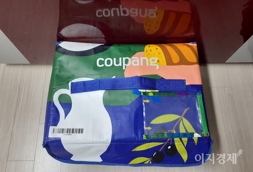 쿠팡의 로켓프레시 가방이다. 이중 구조로 신선식품을 산지에서 갓 수확한 상태로 고객이 체험할 수 있다. 로켓프레시 가방은 반영구적으로 환경도 충족하고, 다은 배송시 고객이 로켓프레시 가방을 집 앞에 놔두면 다음 배송시 수거해 가면서 추가 구매도 유도하고 있다. 사진=정윤서 기자