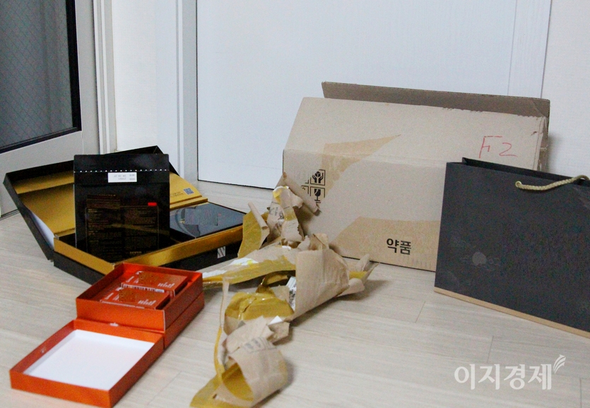 국내 한 약품 회사가 배송한 건강기능 식품. 제품 포장재도 7중 구조로 돼 있고, 박스를 테이프로 도배했다. 고객 건강을 지키기 위해 환경은 뒷전이다. 사진=정윤서 기자