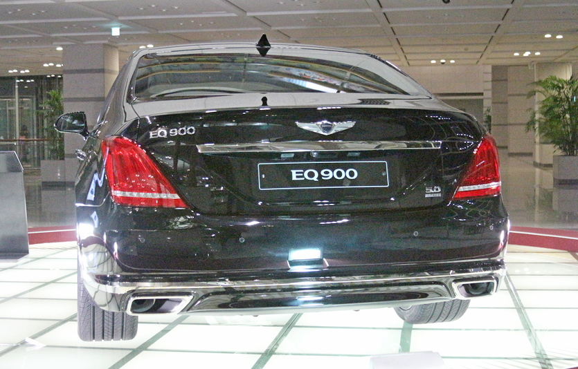 극중 카메라는 사진처럼 EQ900을 포착한다. 사진=이지경제