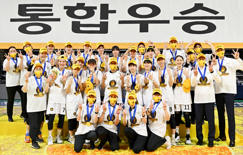 국내 여자프로농구 청주 KB스타즈가 2021-2022 대회 정규 경기 우승에 이어 플레이오프와 챔피언 결정전에서도 전승으로 통합 우승을 차지했다. 사진=국민은행
