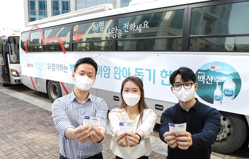 15일 서울 신대방동 농심 본사에서 농심과 대한적십자사의 생명나눔단체 업무협약식이 열렸다. (오른쪽부터) 이병학 농심 대표이사, 조남선 대한적십자사 혈액관리본부장. 사진=농심