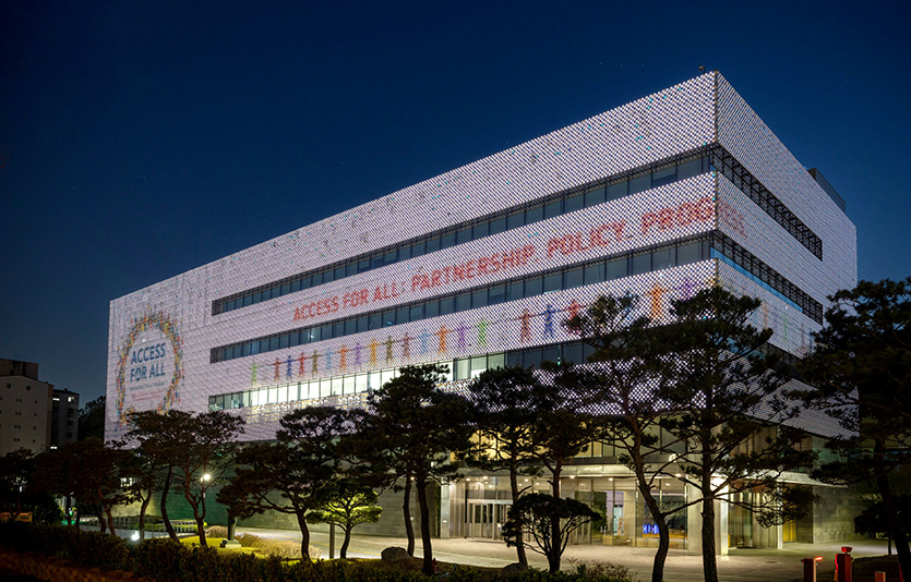 GC녹십자는 경기도 용인 R&D센터 미디어파사드에 ‘세계 혈우인의 날’을 기념하는 이미지를 게재했다. 사진=GC녹십자