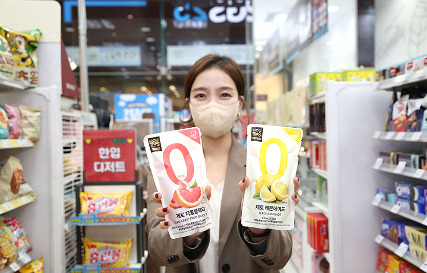 GS25는 친환경 파우치 음료 유어스제로레몬에이드와 유어스제로자몽블랙티 2종을 선보인다. 사진=GS리테일