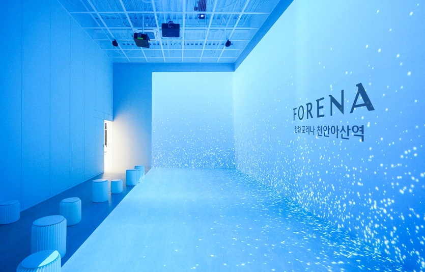 한화건설이 친환경과 첨단 VR 기술을 최근 개설한 ‘한화 포레나 천안아산역’ 분양홍보관에 접목했다. 한화 포레나 천안아산역 분양홍보관에 설치된 입체영상관. 사진=한화건설