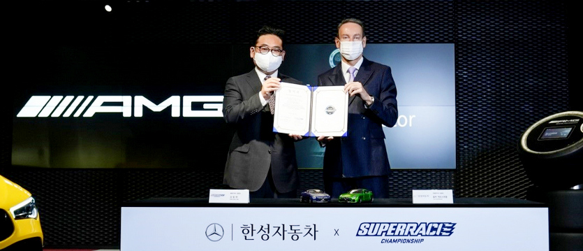 슈퍼레이스 (왼쪽부터)김동빈 대표, 한성자동차 울프 아우스프룽 대표가 기념사진을 찍고 있다. 사진=한성자동차