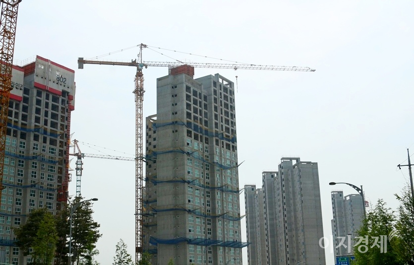 13일 코스피가 전거래일보다 14.69포인트 내린 3146.97에 출발했다. 업종별로는 건설업과 철강금속, 의료정밀 등 대부분이 약세다. 충남 아산의 아파트 건설현장. 사진=양지훈 기자