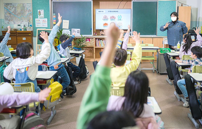 한화그룹이 서울보라매초등학교에서 ‘맑은학교 만들기’ 캠페인을 진행했다. 사진=한화그룹