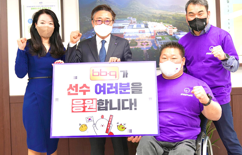 제너시스BBQ그룹은 청각장애인올림픽에 참가하는 한국 국가대표 선수단에 치킨 을 전달했다. 사진=제너시스BBQ그룹